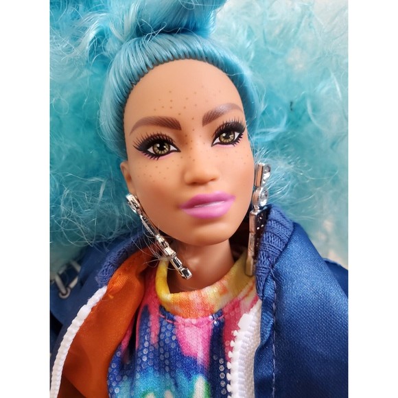 Barbie Extra Doll #4 Curvy Curly Blue Hair Girl Power Earrings Fanny Pack Jacket - Picture 14 of 15